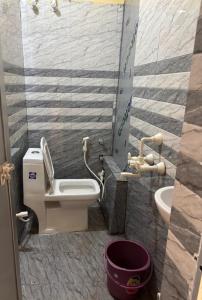 Ένα μπάνιο στο Rinchen Stay