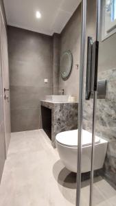 een badkamer met een wastafel en een toilet. bij House Evristhenis 1 in Toroni