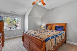 ein Schlafzimmer mit einem Bett und einem Fenster in der Unterkunft Alpine Mountain Spacious Luxury Retreat Ponderosa Trails Game Room in Flagstaff