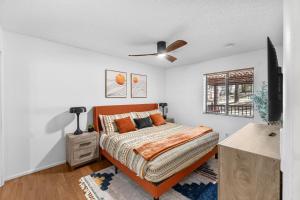 Giường trong phòng chung tại Cozy Cabin Retreat in the Pines – Minutes from Downtown Flagstaff