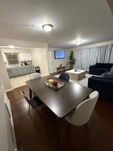 Kuchyň nebo kuchyňský kout v ubytování COZY 3 bedroom APT near EWR Downtown NYC