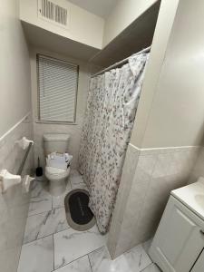 Koupelna v ubytování COZY 3 bedroom APT near EWR Downtown NYC