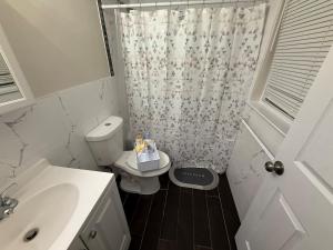 Koupelna v ubytování COZY 3 bedroom APT near EWR Downtown NYC
