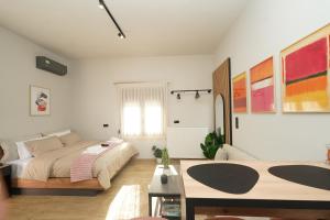 Stylish studio apartment with private yard في تريكالا: غرفة نوم بها سرير وطاولة