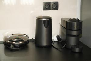 Stylish studio apartment with private yard في تريكالا: آلة صنع القهوة وآلة صنع القهوة على منضدة