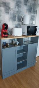a kitchen with a counter with a microwave at Les heures douces - Futuroscope in Dissay