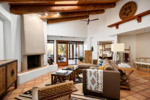 Posezení v ubytování Exclusive Boulders Retreat near Downtown Cave Creek hiking scenic views.