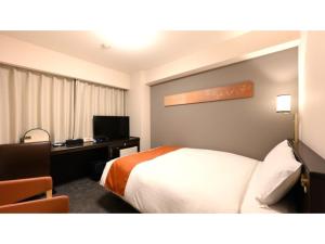 une chambre d'hôtel avec un lit, un bureau et une télévision dans l'établissement Smile Hotel Premium Kanazawa Higashiguchi Ekimae - Vacation STAY 73602v, à Housai 30 autres photos