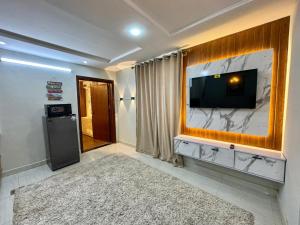 Μια τηλεόραση ή/και κέντρο ψυχαγωγίας στο Luxury Apartment Islamabad