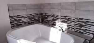 um banheiro com vaso sanitário e banheira em Arcanum Apartman em Makó mais 10 fotografias