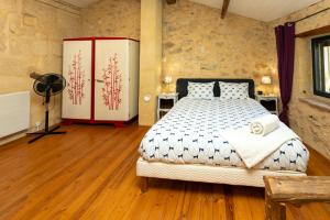 ein Schlafzimmer mit einem großen Bett in einem Zimmer in der Unterkunft Collias Bord du Gardon, near Uzès and Pont du Gard in Collias + 66 Fotos