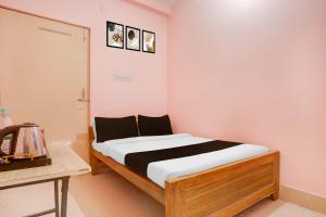 um quarto com uma cama em um quarto em Hotel O Danapur Central Railway Junction Formerly Brij Guest House em Patna mais 22 fotografias