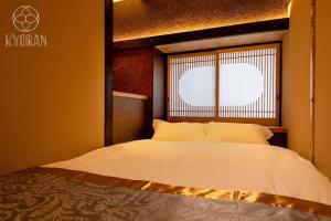 a bedroom with a bed and a window at Kyoran [Kiun Residence] - Vacation STAY 69000v in Kyōto +23 photos