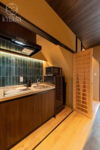 a kitchen with a sink and a microwave at Kyoran [Kiun Residence] - Vacation STAY 69000v in Kyōto