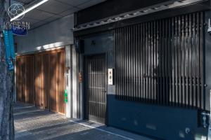 ein Gebäude mit zwei Türen an der Seite in der Unterkunft Kyoran [Yugosuma Residence] - Vacation STAY 69017v in Kyōto
