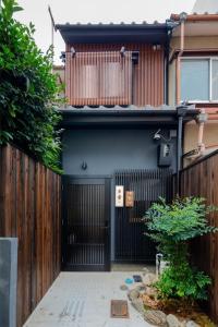 a house with a black door and a fence at Kyoran [Kiun Residence] - Vacation STAY 69000v in Kyōto
