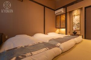 zwei Betten in einem Hotelzimmer mit in der Unterkunft Kyoran [Yugosuma Residence] - Vacation STAY 69017v in Kyōto