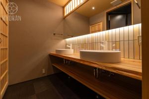 ein Badezimmer mit zwei Waschbecken und einem großen Spiegel in der Unterkunft Kyoran [Yugosuma Residence] - Vacation STAY 69017v in Kyōto + 36 Fotos