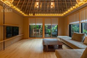 un salon avec un canapé et une table dans l'établissement Kyoran [Gensui Residence] - Vacation STAY 69054v, à Kyōto