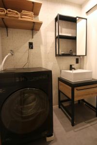 ein Badezimmer mit Waschmaschine und Waschbecken in der Unterkunft YK Mansion Sannomaru 201, 202 - Vacation STAY 70704v in Kami-kumamoto