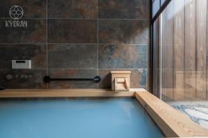 einen Pool in einem Zimmer mit Badewanne in der Unterkunft Kyoran [Shion Residence] - Vacation STAY 69064v in Kyōto