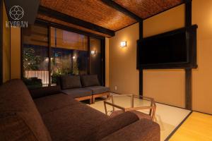 ein Wohnzimmer mit Couch und Flachbildfernseher in der Unterkunft Kyoran [Shion Residence] - Vacation STAY 69064v in Kyōto