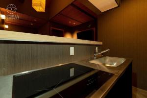 ein Badezimmer mit einem Waschbecken und einer Theke in der Unterkunft [Park Mu-seok] - Vacation STAY 69077v in Kyōto