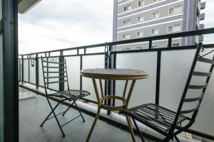 ein Tisch und zwei Stühle auf einem Balkon in der Unterkunft G-Style 405 - Vacation STAY 20485 in Shimo-mizo