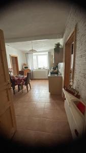 アルノルトシュタインにあるAlpine's Apartmentのキッチン、ダイニングルーム(テーブル付)、