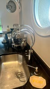 een gootsteen met een chromen keukenkraan bij Maison de standing avec vue à couper le souffle ! in Molles