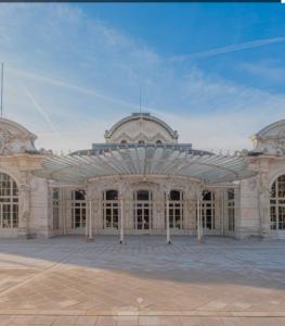 een groot stenen gebouw met grote ramen en een lucht bij Maison de standing avec vue à couper le souffle ! in Molles