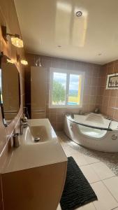 een badkamer met een bad, een wastafel en een toilet bij Maison de standing avec vue à couper le souffle ! in Molles +41 foto's