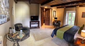 TV a/nebo společenská místnost v ubytování Le Mas de Laché