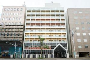 een groot gebouw met veel ramen bij Hotel Stripe Sapporo - Vacation STAY 20492 in Kita-rokujō