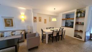 ein Esszimmer und ein Wohnzimmer mit Tisch und Stühlen in der Unterkunft Terrazas de Carilo 1A in Carilo