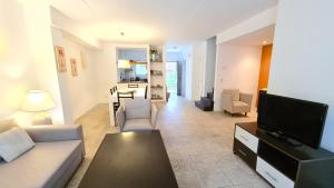 ein Wohnzimmer mit Sofa und Fernseher in der Unterkunft Terrazas de Carilo 1A in Carilo + 31 Fotos