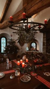 een kamer met een tafel met kaarsen erop bij Rotunda U Václava in Šebkovice