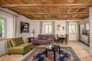 ein Wohnzimmer mit einem Sofa und einem Tisch in der Unterkunft Residence Traube in Brixen