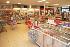 Ein Lebensmittelladen mit einer Lade- und Ladefläche in der Unterkunft Fijne caravan midden in de bossen van de Veluwe in Hoenderloo