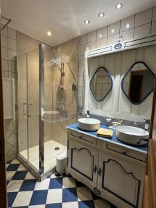 a bathroom with two sinks and a shower at Gîte Le Sirocco Meublé de tourisme 4 étoiles Le Moulin de Prédelles in Reillanne