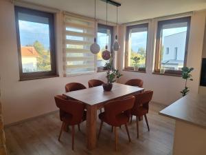 BeogradにあるWelcome dear guests!の木製のテーブルと椅子のあるダイニングルーム +6枚の写真