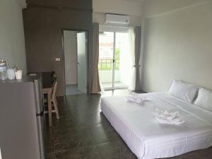 En eller flere senge i et værelse på Comfy Hotels Self Check in คอมฟี่โฮเทล เช็คอินด้วยตัวเอง ซอยกิ่งแก้ว31ก