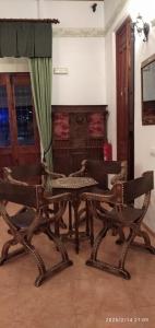 Una habitación con sillas y una mesa y una ventana. en Villa Manolita, en Fuensanta
