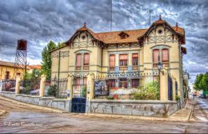 una casa vieja con una valla delante de ella en Villa Manolita, en Fuensanta