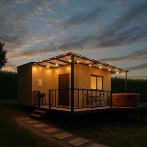 アプロにあるWakana Ecosuitsのライトとサーフボードのある家