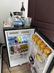 een open koelkast gevuld met veel eten en drinken bij Wakana Ecosuits in Apulo