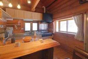 - une cuisine avec un comptoir en bois dans une cabine dans l'établissement Nagano - Cottage - Vacation STAY 75905v, à Chūsha