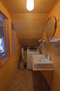 une petite salle de bain avec un lavabo et des toilettes dans l'établissement Nagano - Cottage - Vacation STAY 75905v, à Chūsha 30 autres photos