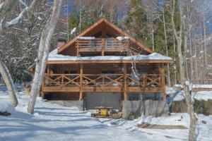 une cabane en rondins dans les bois dans la neige dans l'établissement Nagano - Cottage - Vacation STAY 75905v, à Chūsha