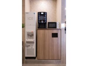 een magnetron bovenop een aanrecht naast een koelkast bij Hotel Reference Reisen - Vacation STAY 76456v in Fukuoka